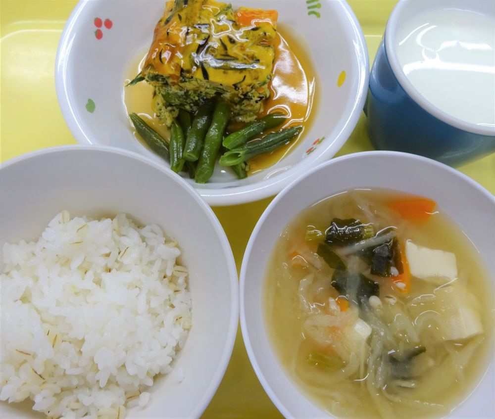 麦ごはん

あんかけ卵焼き

いんげんのソテー

切干し大根と小松菜のみそ汁

牛乳