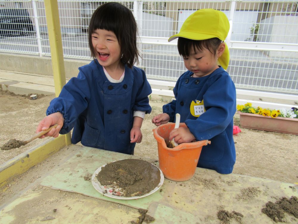 「わたし、ホットケーキ屋さんしてるの」

「わたし、アイスクリーム作ってるの♡いらっしゃいませー」

あら、可愛い店員さんですね♡
