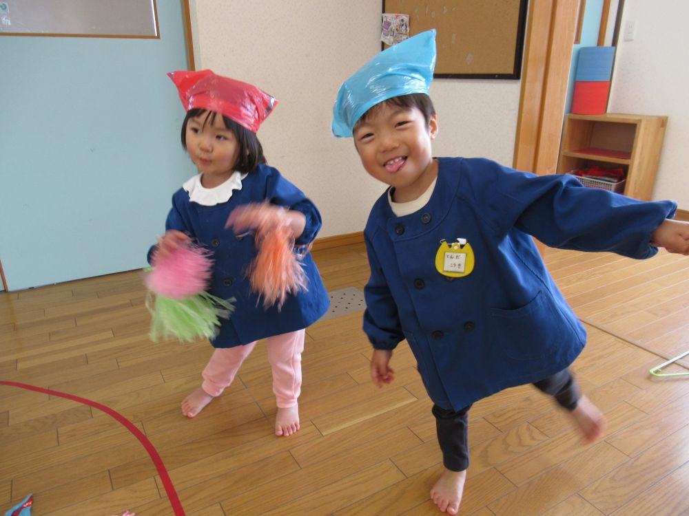 「ぼく、仮面ライダーが好きなんよ！！」

「わたし、アナ雪になってるの！！踊るから見とってよ」

色んな遊びをしながらみんなで楽しく遊ぼうね♡


