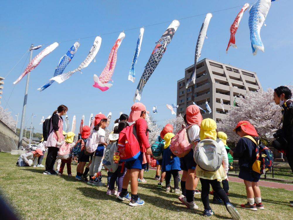 色とりどりのこいのぼりを発見！

「小さいのもあるね～」
「わかった！子どもなんじゃろ」　子ども達同士、弾む会話♪

「ゾウ組のときもここでこいのぼり見たよね」
「おれも覚えとるよ！」

去年のことを覚えている子ども達もちらほら・・



今日、この日も　きっといつか思い出になる
楽しい思い出の１つに♡