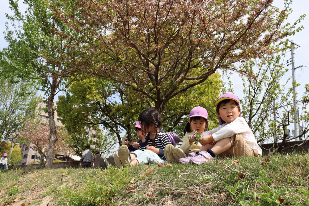 芝生に座って一休み・・・

気持ちいいね♡