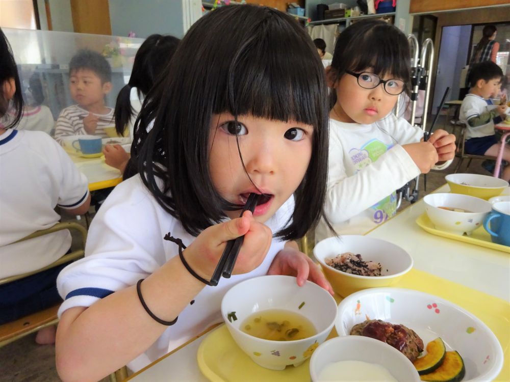 赤飯は少し苦手な子もいましたが、好きなお友達は
｢私、これ好き♡｣
と言いながらおかわりをする姿も見られました。

ハンバーグやかぼちゃもみんなの大好きなおかずです！！