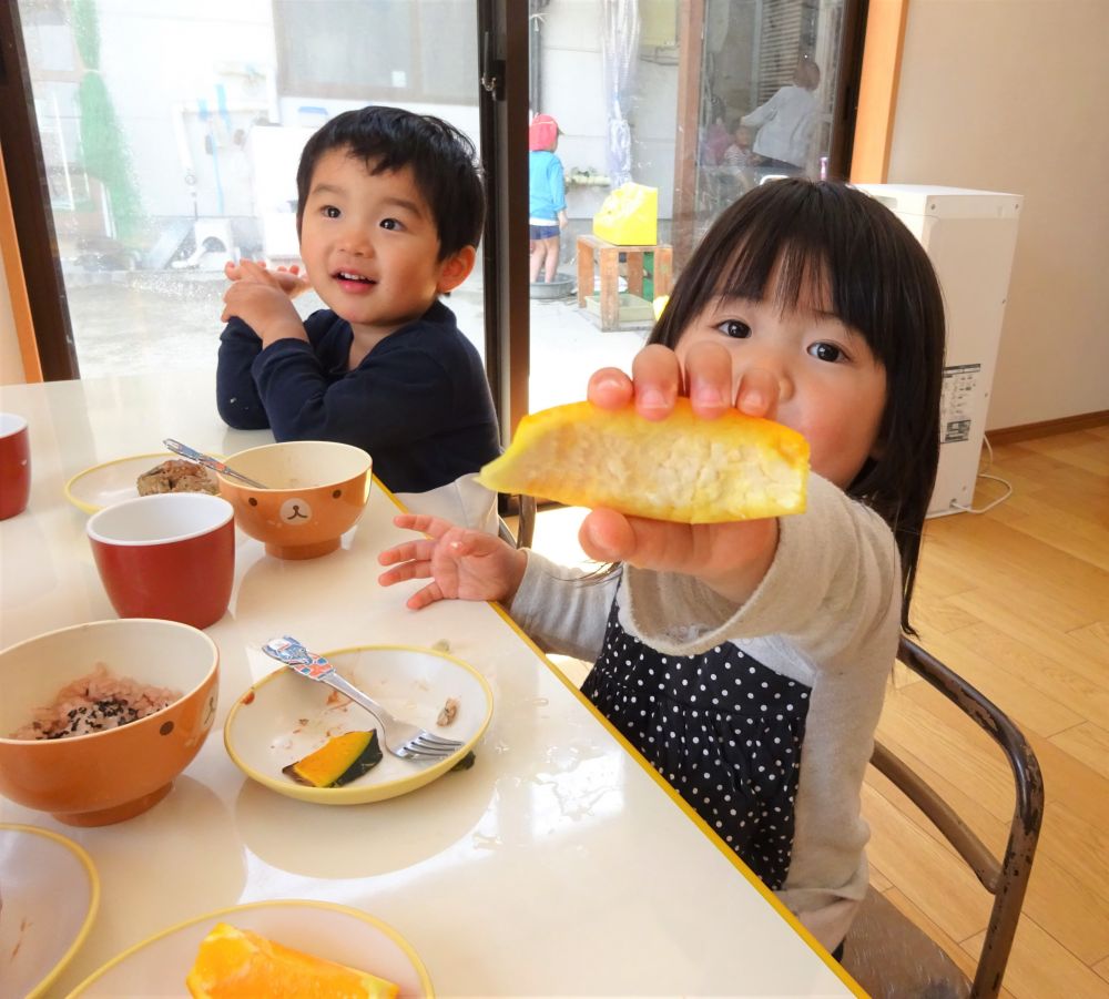 門田認定こども園に新しいお友達も加わり、賑やかな新年度がスタートしました。

｢食べること｣は｢生きること｣です。

新しい環境になり、たくさんのドキドキやワクワクが待っています。
給食時間が楽しみのひとつになれるよう、【食】を通じて身体も心も健康になって欲しいと願っています。

たくさん食べて大きくなーれ♡