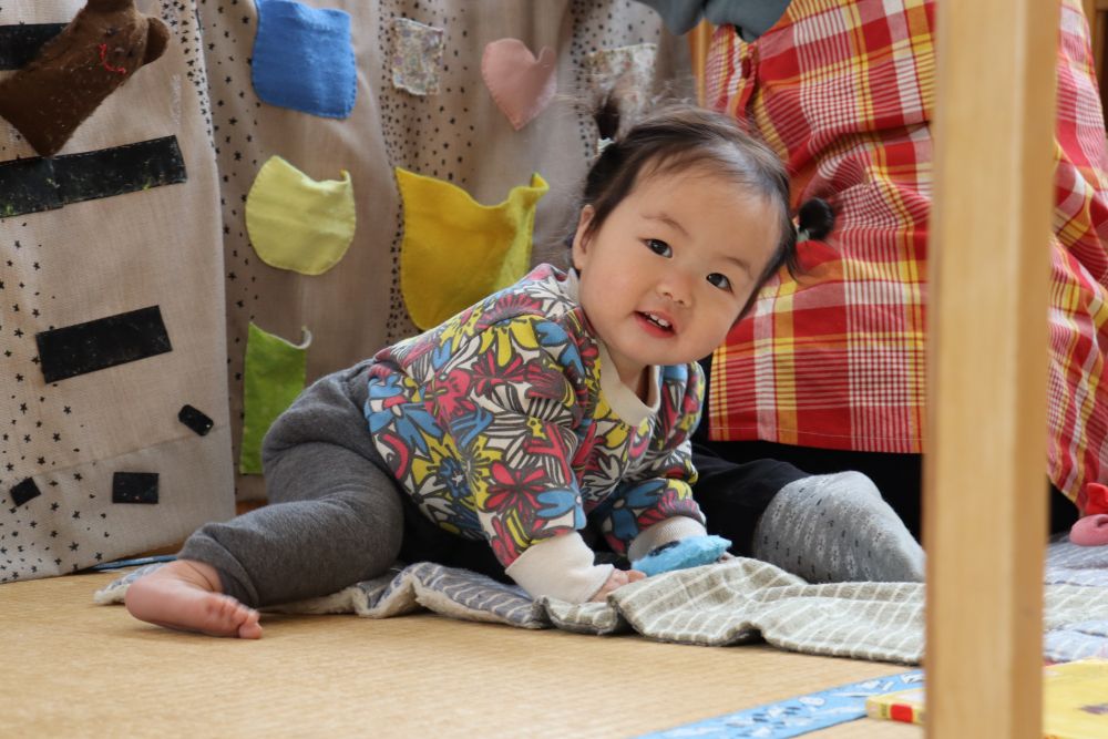 はじめての認定こども園♡
保護者の皆さんもドキドキ・・
　　　　子どもたちも同じようにドキドキ・・



ここはどこなんだろう・・・　知ってる人がいない・・・

少しずつ顔を覚えて、おやつを食べたり、部屋や園庭で遊んだり♪
楽しい時間を過ごせるようになっています♡

安心する人の横では・・　笑顔も増えました♡
