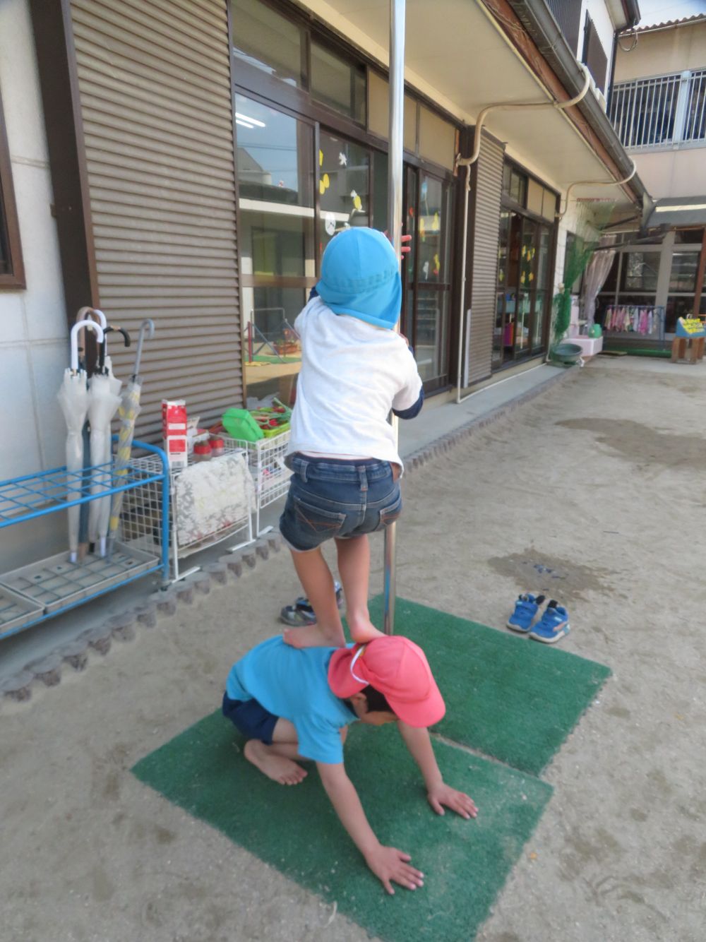 「おれのせなか つかったらいいよ!」