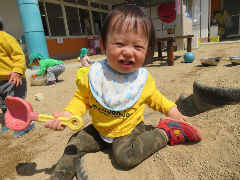 保育園が始まって２週間が経ちました。最初は寂しくて涙が出てしまっていた子も少しずつ好きな遊びや好きなものが増えてきました。
砂遊びが大好きなＴくん。お気に入りのスコップを持ってニコニコです。