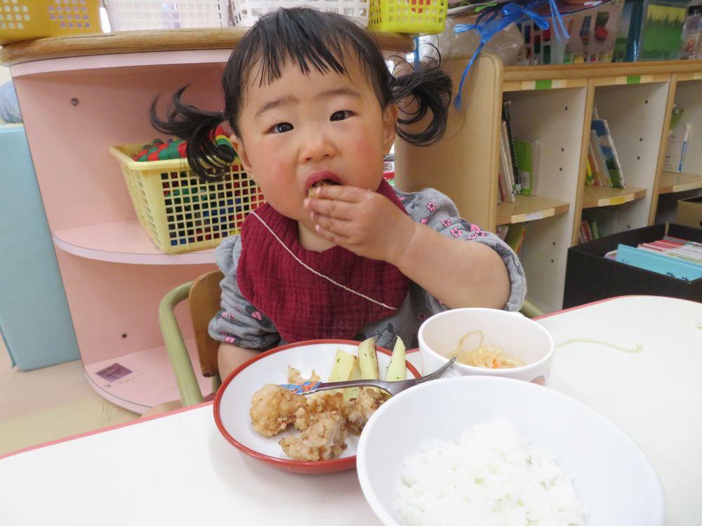 保育園で先生やお友だちと食べる給食はおいしいね。給食が大好きなＨちゃん。口にたくさん頬張って「おいしっ！」と教えてくれます。たくさん食べてたくさん遊んで大きくなろうね。