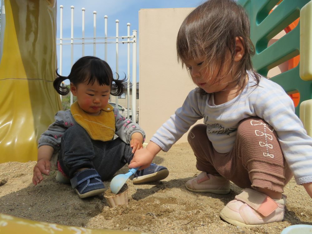 一年先輩のＡちゃんが、一緒に遊ぼうと来てくれました☺
少しずつ園での生活に慣れて、おともだちと遊ぶ姿もふえてきたＨちゃん。
これからも～っと一緒にたのしいことみつけようね♡