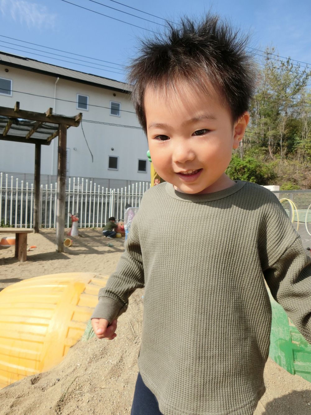 くまぐみさんにあたらしいお友達が来ました！
乗り物大好き、虫さん大好きなＫくん。
おやまに登って園庭を見回し・・・

「あ！あれ楽しそう！！なにしてるの～？」
