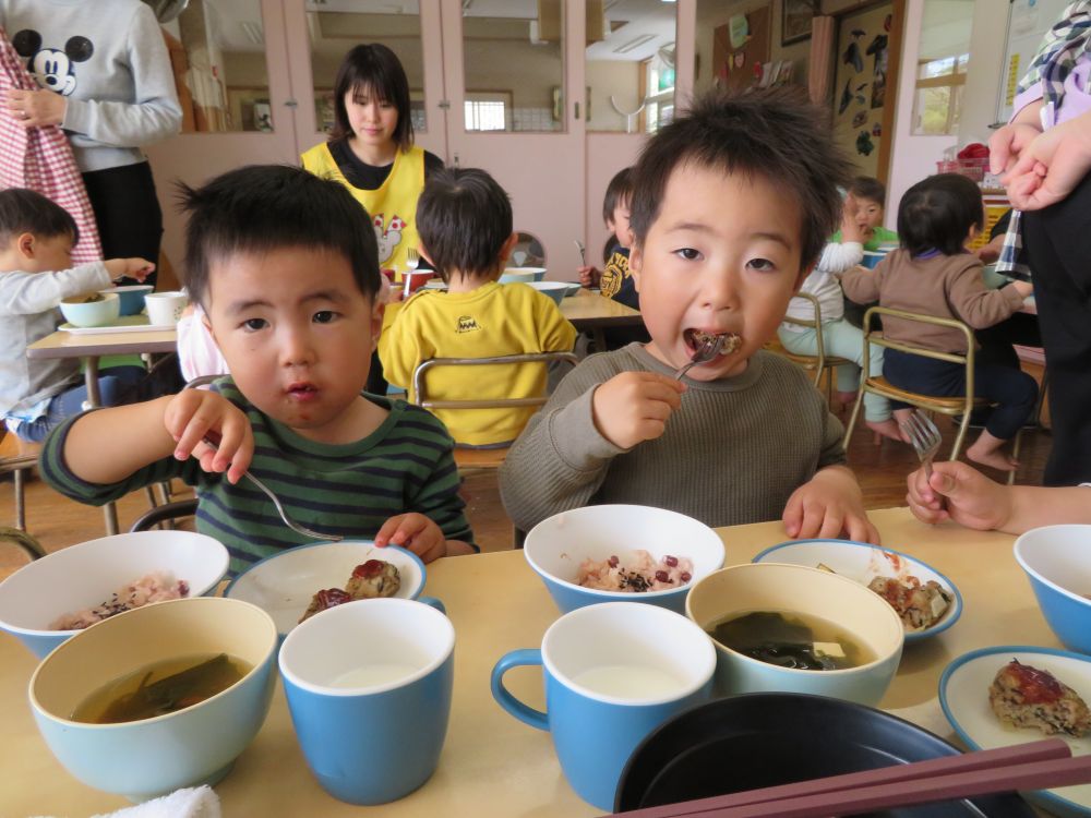 元気いっぱい遊んだ後は給食。
みんなでたべる給食おいしいね。
保育園でたくさん遊んで楽しいことを
たくさんみつけていこうね。