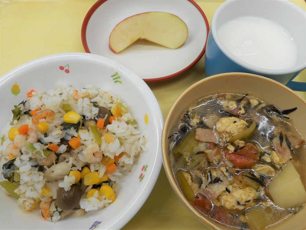 じゃこ入り炒飯

トマトとチンゲン菜のスープ

りんご

牛乳