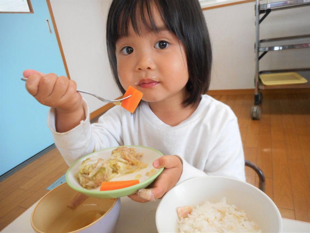 〈０歳児〉
今週の初め、給食時間に０歳児さんのお部屋へおじゃましました♡
新入園の子ばかりなので、見慣れない給食の先生に最初は泣き顔になる子も多く、いつもこの時期はドキドキします(笑)
少し離れたところから声をかけてみて・・・平気そう、と思い近づくと泣きそうになったり・・・「知らない人」とわかるんだな～と感心します♡

おなかいっぱいで満足そうなＮくん。ごきげんだったのでそばに行ってみると・・・こんな可愛い笑顔を見せてくれました！
離乳食もしっかり食べてくれていて一安心♡
毎日の給食、楽しみにしていてね♪