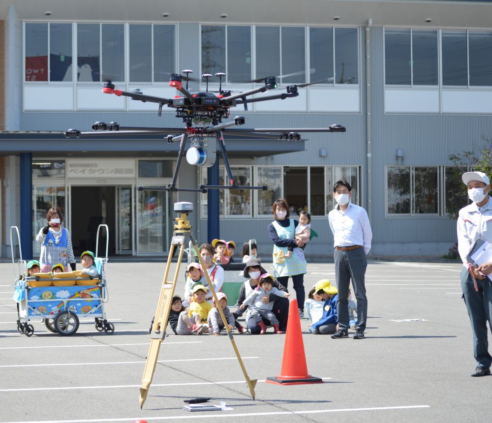 ベイタウン組合の駐車場に行ってみると・・・
　　　なんと・・・ドローン！！　おっきいねー😲