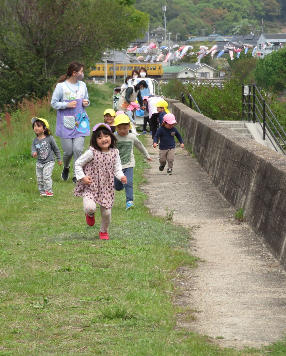 元気いっぱい泳いでいるこいのぼり🎏
　　子どもたちも元気いっぱい！！
　　　電車も応援してくれてるみたい🚋