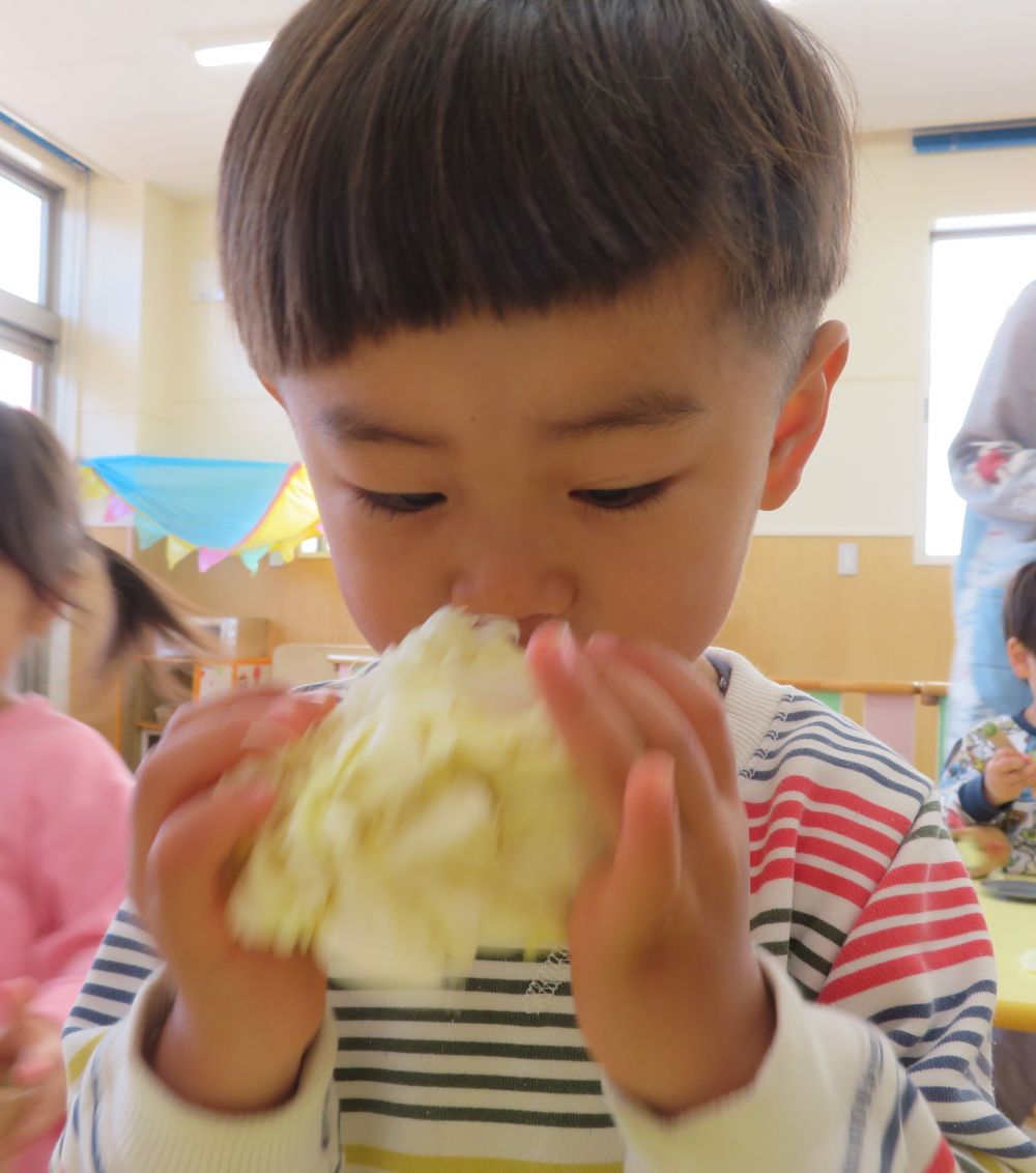 あっという間にキャベツは芯だけの状態になっていました。
むいているときにも「春キャベツの方がむきやすいね」と違いを感じながら触れている様子もありましたよ♪
また普段は野菜が苦手のＳ君が「今度キャベツ食べるね」と言ってくれてとても嬉しかったです♡
野菜に触れることで、野菜に興味を持ち、食べてくれることに繋がればいいなと思います。

今が旬の春キャベツやたけのこ。
給食でも献立に入れていますが、ご家庭でもぜひ食べてみてくださいね♪
