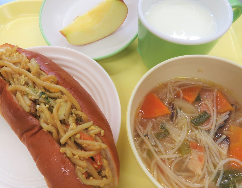 焼きそばと卵のホットドック

ビーフンスープ

りんご

牛乳