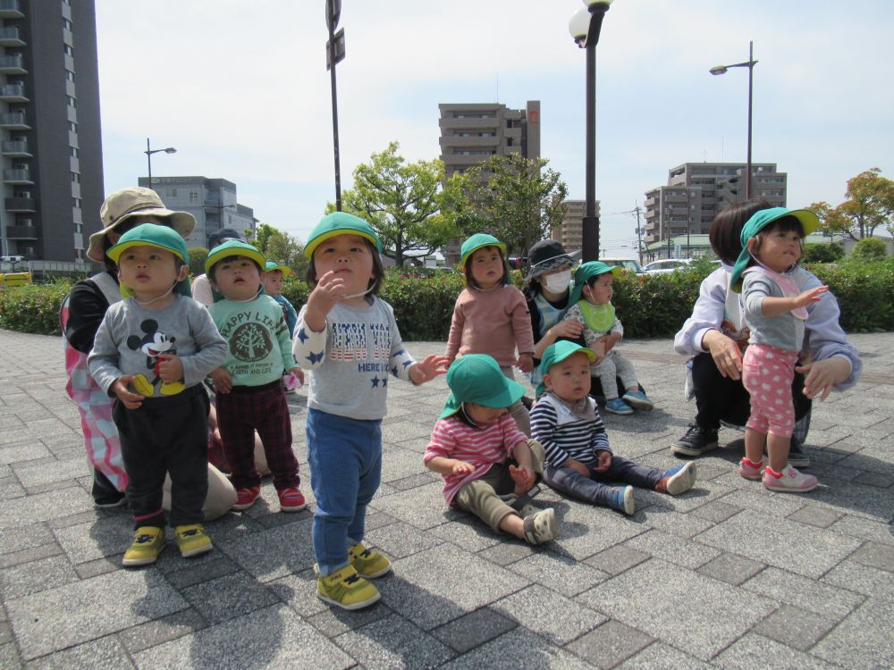 園庭で友達と追いかけっこをしたり、すべり台に上がったり下りたりして繰り返し滑ったり・・・
ずいぶん体力がついてきたヒヨコ組さん
今日は、さんぽに出かけました♡



部屋の中でも園庭でも乗り物が大好きな子どもたち・・・
車を見ては　「ブーブー！くるまいった～」
空を見上げては　「ひこうきバイバイ～」

なので・・　ー　電車を見たら喜ぶんではないか　ーと思い・・
東尾の道駅に・・