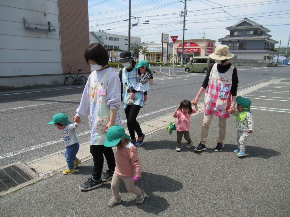 行く途中で車やバスを見ては大興奮で手を振って喜んでいました

いざ電車を見たときは、一瞬動きが止まり・・　「電車きたね～」と声を掛けると「でんしゃきたね～」と笑顔になり手を振り続けていました

子ども達には電車が大きく見えて圧倒されたのかな・・・？
帰りは"さんぽ"を歌いながら園まで歩きました