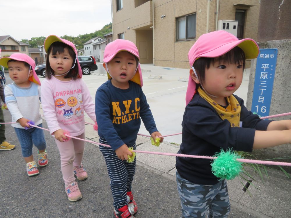 「ちょうちょがいるよ～」
「おはな、かわいいね～」


たくさんの発見があってつい、周りをキョロキョロ～
