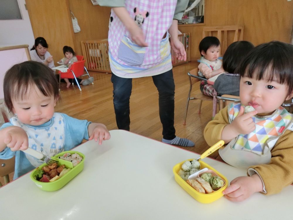 ヒヨコ組さんになって初めてのおべんとうの日。
大好きなおうちの方が作ってくれたお弁当にみんな嬉しそう！！

早く食べたくて、手とフォークを使いながら、口いっぱいに頬張って食べる姿がかわいい。
「ゆっくりたべたらいいよ～」声をかける保育士の顔も思わず、ほころびます☺。