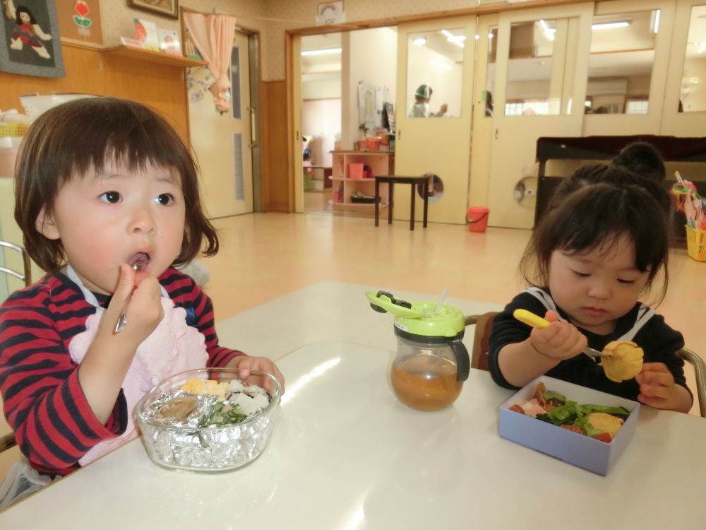 大きな口で「あ～～～ん!」
たっくさんたべたよ！って教えてあげようね♡