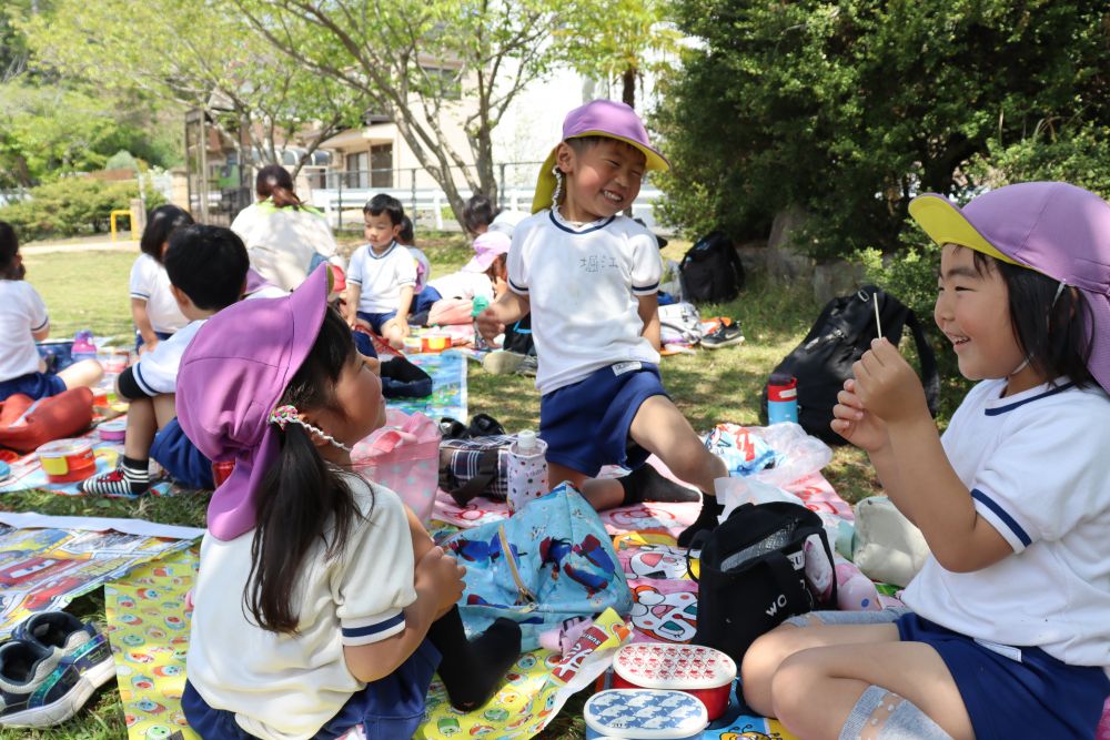 さぁ、待ちに待ったお弁当の時間♡

友達と笑い合い、外で食べるお弁当は最高に美味しい！