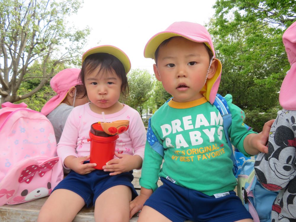 お散歩日和のとってもいいお天気！
登園してくる顔も、いつもより輝いて見える

なぜなら・・　今日はお弁当の日!!
「おべんとうもってきた」　「いちごはいっとるよ」
嬉しい顔で、周りのみんなも嬉しい気持ちになります



クマ組さんになって初めてのお散歩
リュックサックの中に水筒を入れて、帽子をかぶって、準備OK!

友達と手をつないで、道路の端っこを歩く
これがなかなか難しい・・　ゆっくりゆっくりの散歩

公園についてまずは、お茶休憩♡




