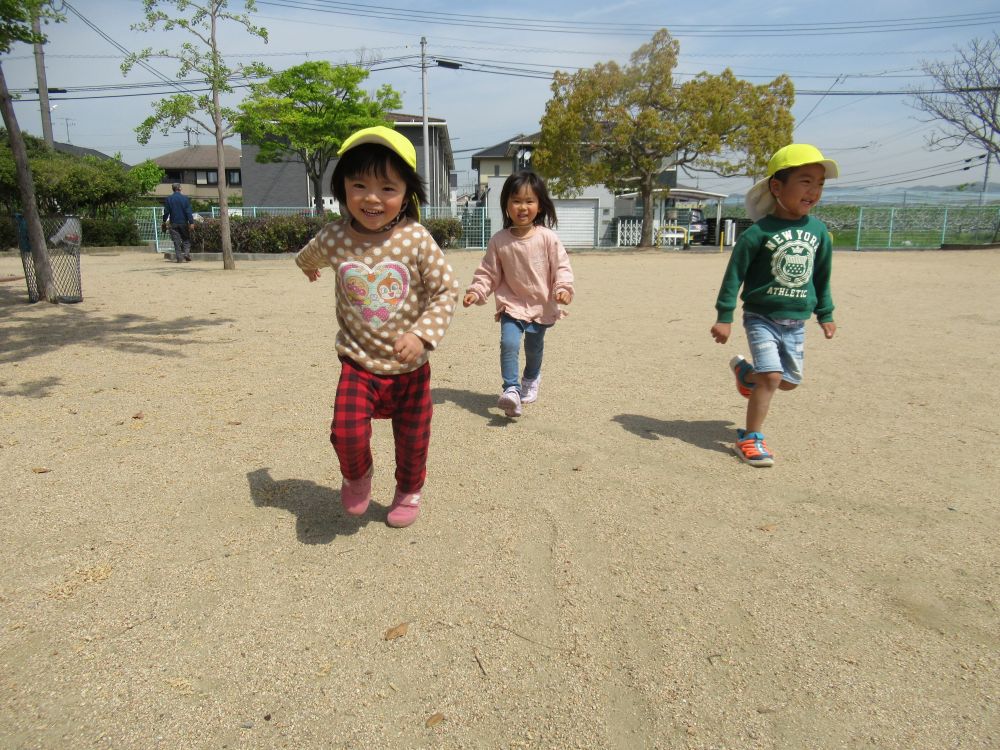 今日は楽しみにしていたお弁当の日！！
春の心地よい風が吹く中　公園までお散歩♡

リュックの中には大事なお弁当♡
宝物を背負っているかのようにみんなの目はキラキラと輝いていました・・・



公園に着いたら・・・

風を感じながら　思いっきり走る！！