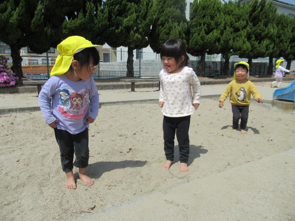 砂の感触を確かめようと、裸足でジャンプ♪

「きゃ～、たのしい！！」

公園にはみんなの笑い声が響き渡ります♡