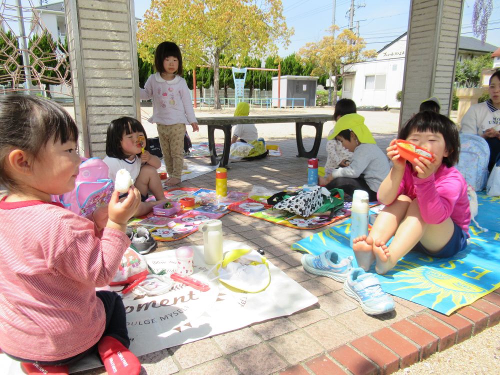 そして・・・ずっと楽しみにしていたお弁当の時間がやってきました！！

「おいし～ね」

みんな夢中に頬張ります♪
愛情たっぷりのお弁当をありがとうございました♡

　