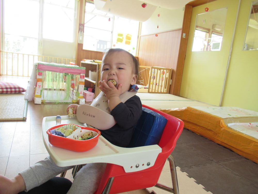 自分で食べるNくん！
指先を上手に使い、そーっとつまんでパックン‼

おいしかったね♡
ありがとうございました♪





