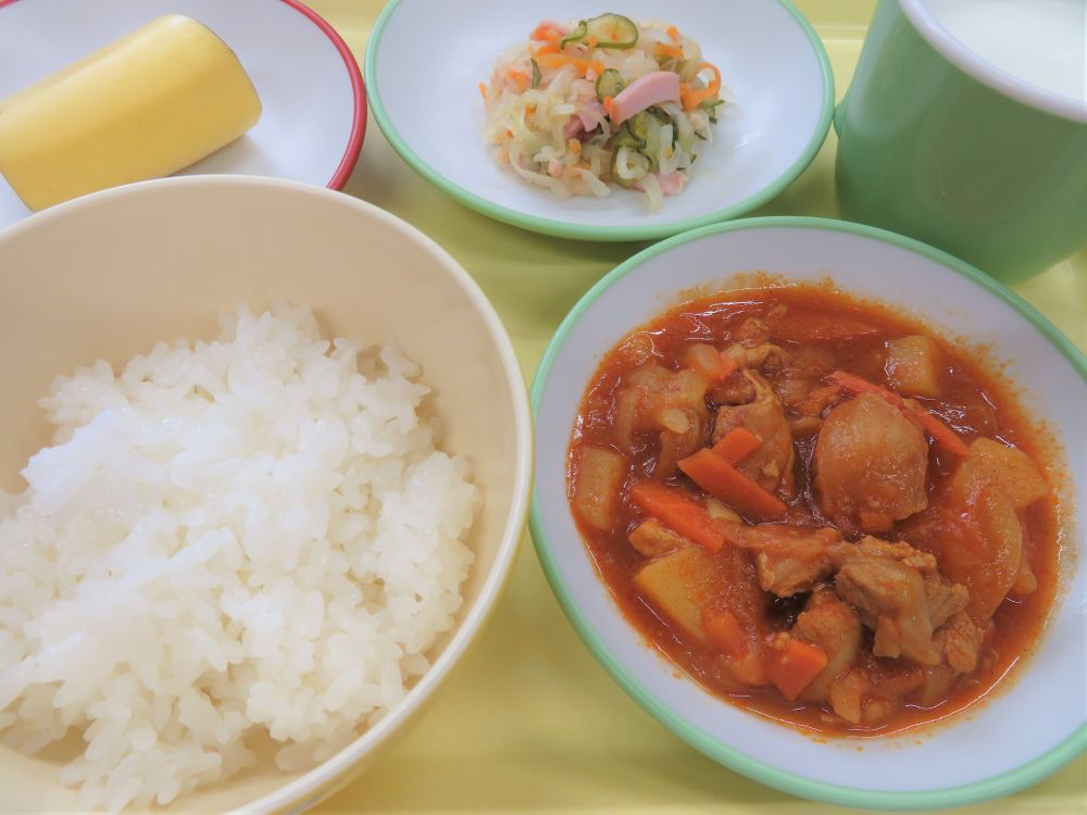 ご飯

鶏肉のトマト煮込み

大根マリネ

バナナ

牛乳