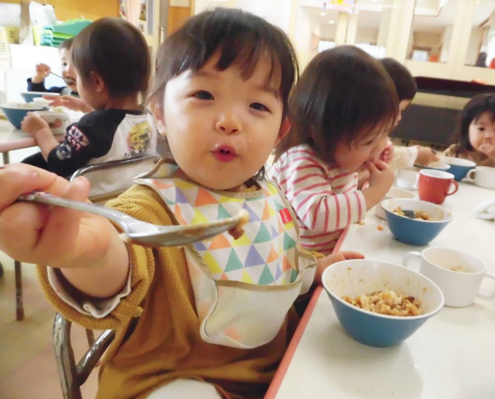 新入園のお友達も入園してもうすぐ1ヶ月。

たくさん給食を食べて元気いっぱい遊んでね！
