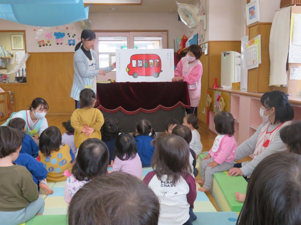 おしまいは、先生による出し物。
今回は、大型絵本の読み聞かせです。
だいすきな『おべんとうバス』のおはなし。
あれ～！！
普段見ている絵本が大きくなってびっくり！！

みんな夢中になって見ていましたよ☺