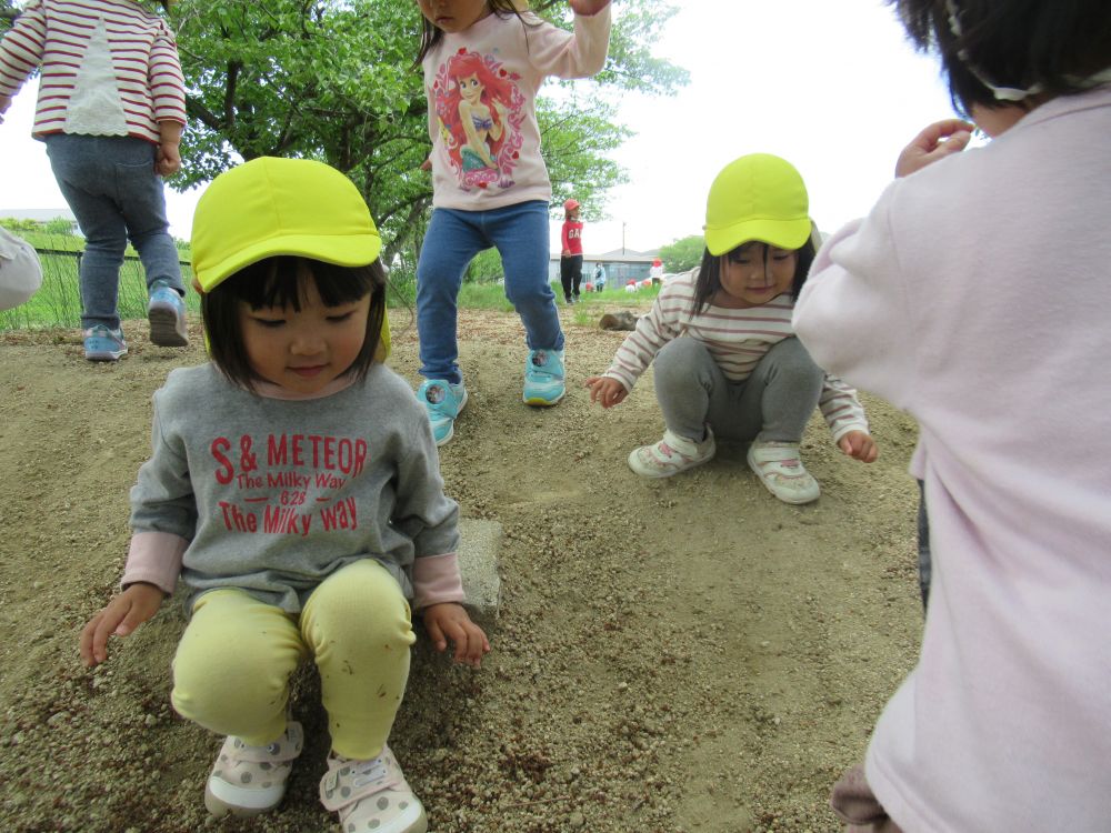 「うわ～！！坂道ー！！」
「滑るよ～！！」　と何度も繰り返し楽しんでいました

時々吹く風に、　「気持ちがいいね♡」　と心地よい風を感じながら・・・

「また行きたいな～」　リス組さん♡たくさんお散歩に行こうね！！