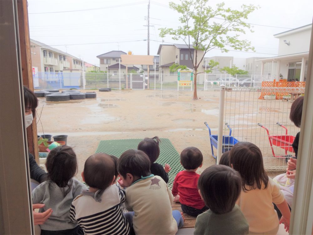 

いつもと違う園庭の様子を楽しんでいました♡