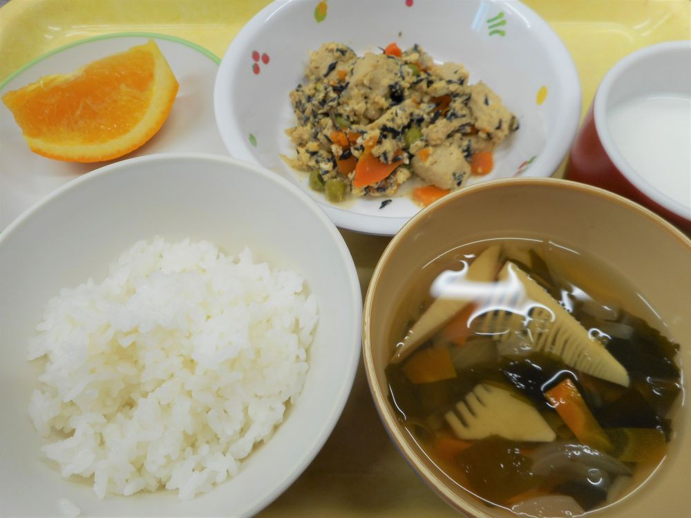 ご飯

高野豆腐の卵とじ

若竹汁

オレンジ

牛乳