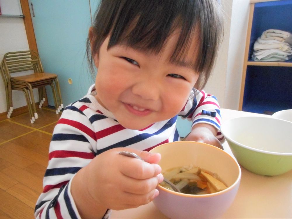 〈3歳児〉
今日は給食時間に、リス組さんのお部屋を覗いてきました♡
「今日のお汁には、春の食べものが隠れてるんだよ～」と言うと、
さっそくお椀の中を探してくれる子ども達。
「あっ、これじゃない？この前むいたやつ！」
「たけのこみっけ！」
とそれぞれが見つけては、笑顔で教えてくれます♪
先月の食育の日に【旬の野菜】として皮むきしたのを、よく覚えている様子♡
