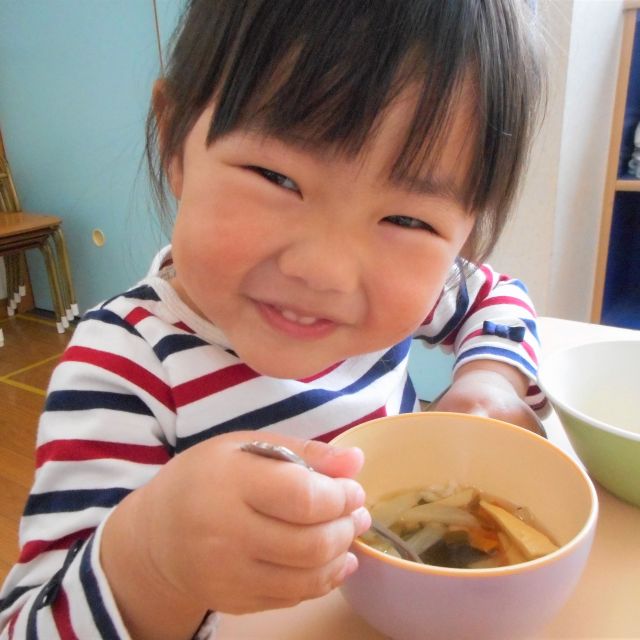 ＊　給食時間の様子　（ゆめはうす認定こども園）　＊