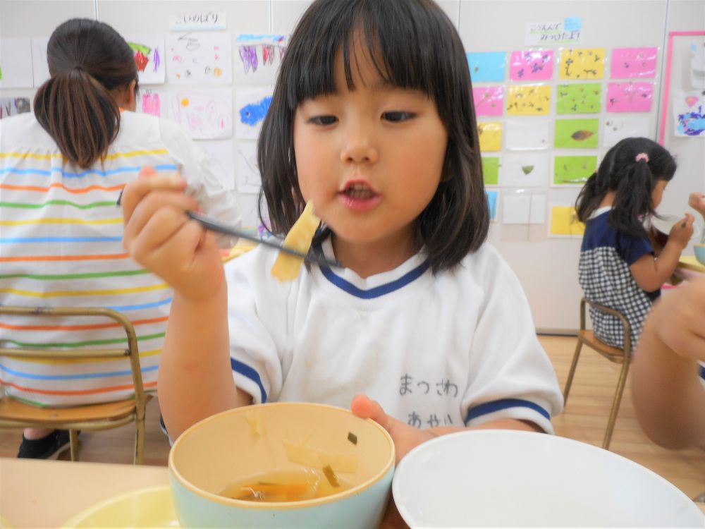 〈4歳児〉
続いてゾウ組さんのお部屋へ。
ここでも筍が苦手な子は多くいて・・・
でも、自分から「先生、がんばるから見てて～」
「わかめと一緒に食べたら食べれた」
と、“苦手だけど自分で頑張る”と言う姿が多く見られました！
さすが4歳児さんだなぁ、と感じる時間でした♡

春の味を楽しむ【若竹汁】。ご家庭でもぜひ作ってみて下さい♪