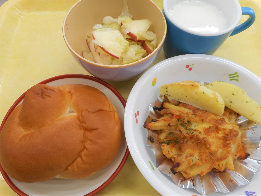 ロールパン

ツナのオーブン焼き

焼ポテト

キャベツとりんごのマリネ

牛乳