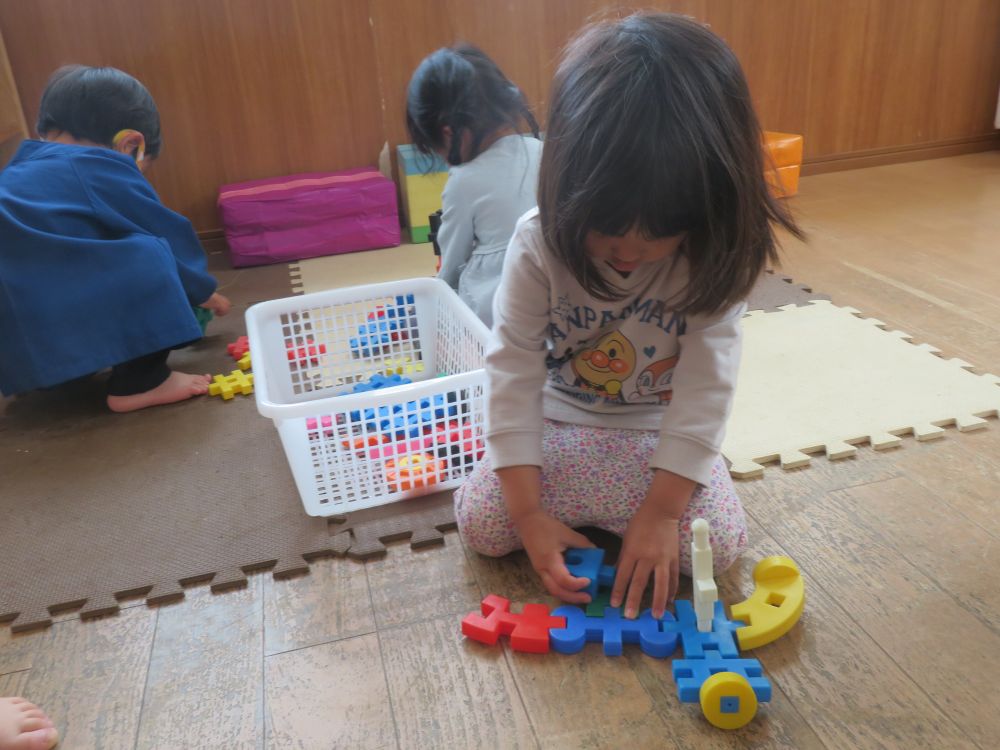 梅雨も近づき雨の日も多くなりました
部屋の中でブロック遊びに没頭中…



横に長く‥　縦に高く‥　繋げていく

子ども達は思い思いの物を作っていきます