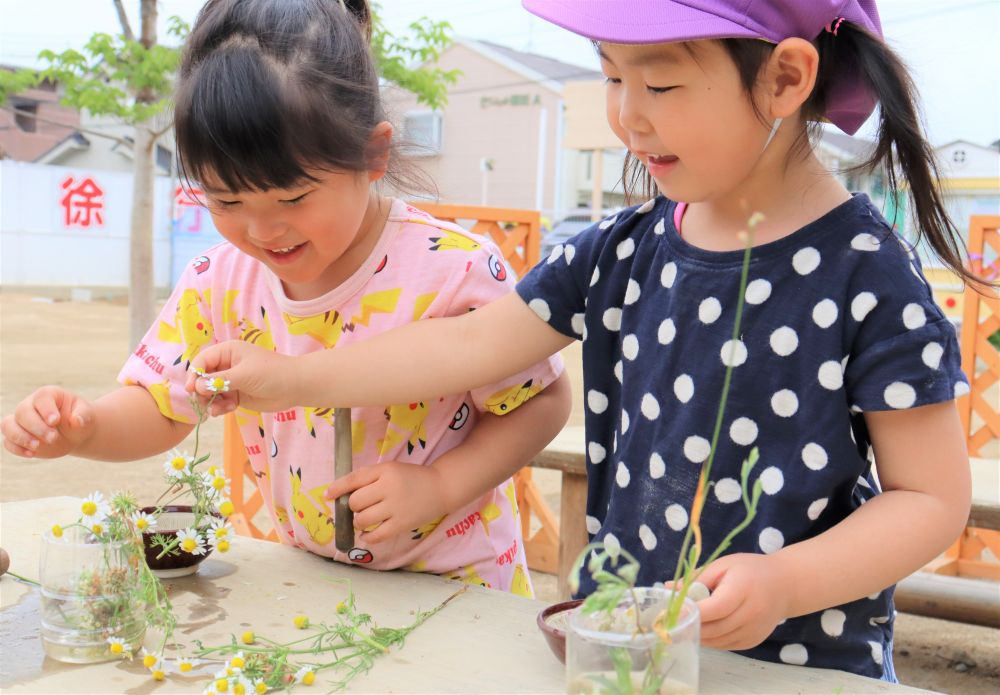 遊びの中で、色々な成長が感じられます
子どもたちの遊びは、本当に面白いな♡といつも思います



お花を摘んで‥　色水するＹちゃんＨちゃん