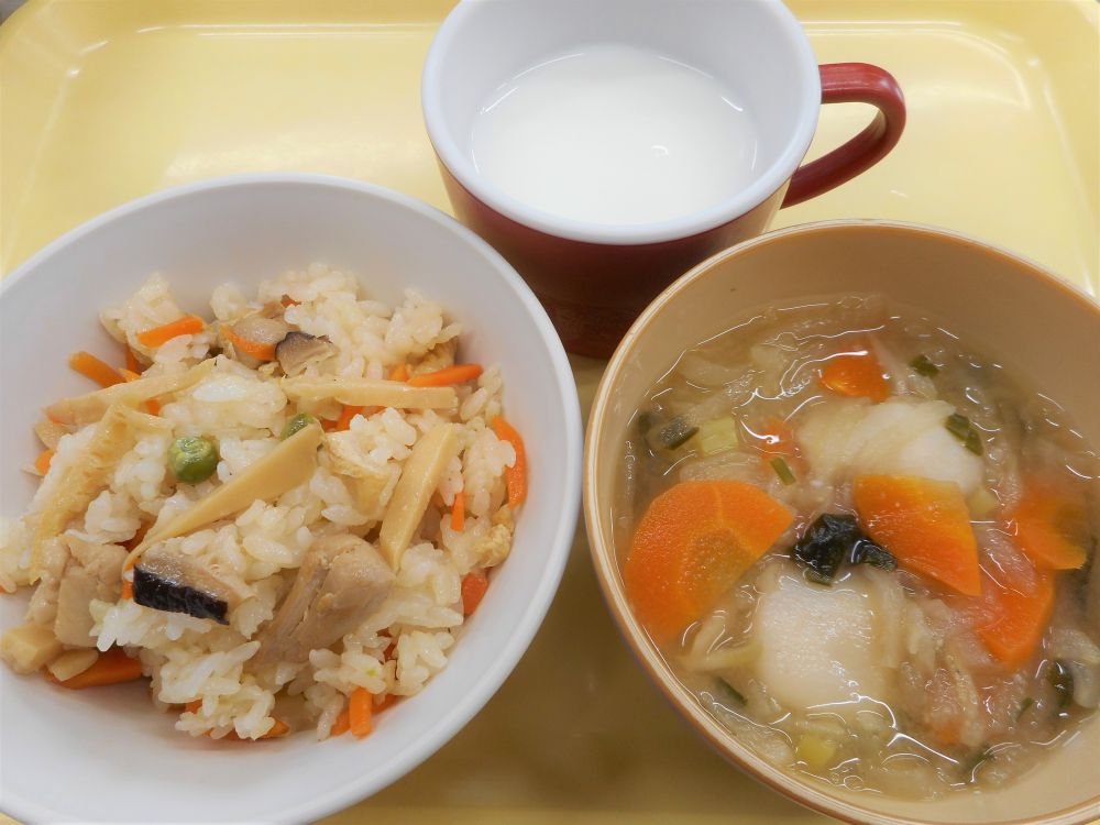 五目炊き込みご飯

里芋のみそ汁

牛乳