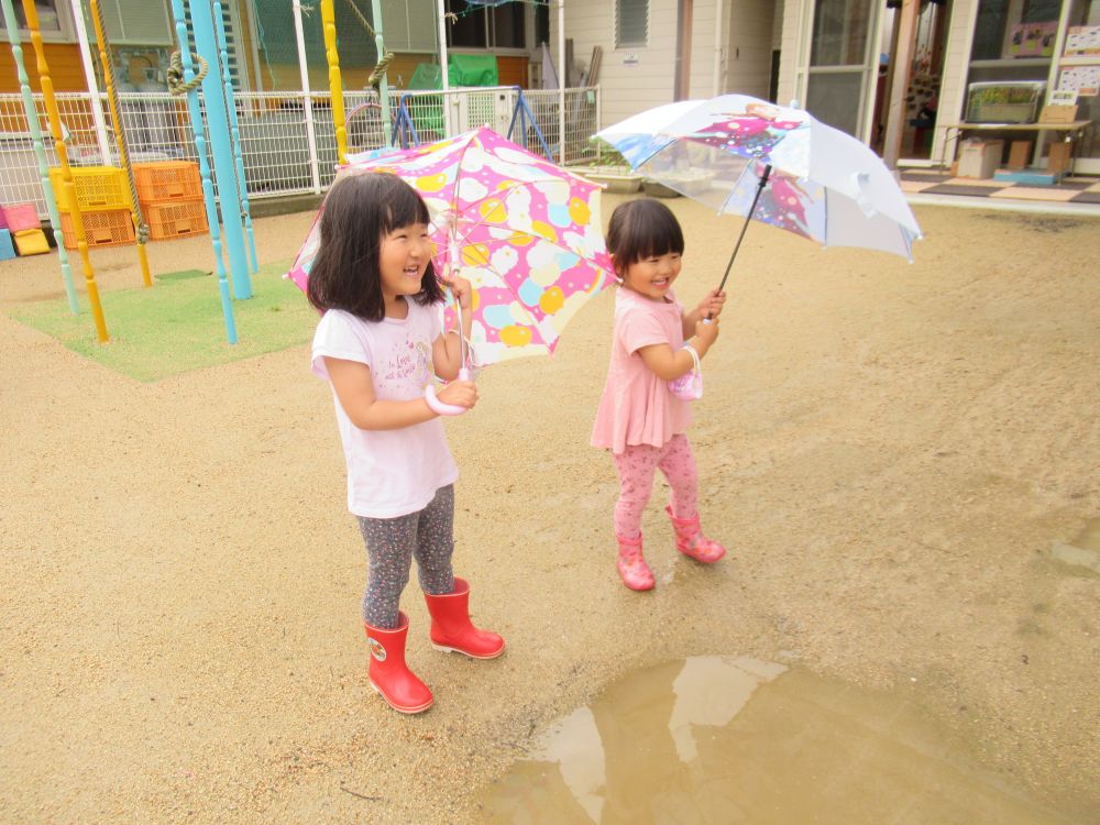 今日は雨の日

雨の日は、外に出られないからつまらない・・・　

じゃない！！！

それどころか・・・　”たのしー♡”

ぽつぽつ・・・ぴちゃぴちゃ・・・ちゃぷちゃぷ・・・

様々な音を楽しんだり、雨の感触を楽しんだり♪　

雨ならではの、遊びを楽しんでいます

まずは傘をさして、長靴を履いて　るんるん♪