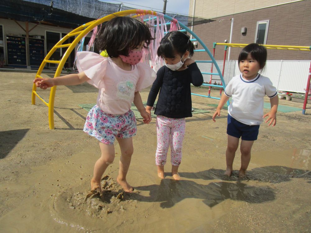 水たまりの中でジャンプ♪

