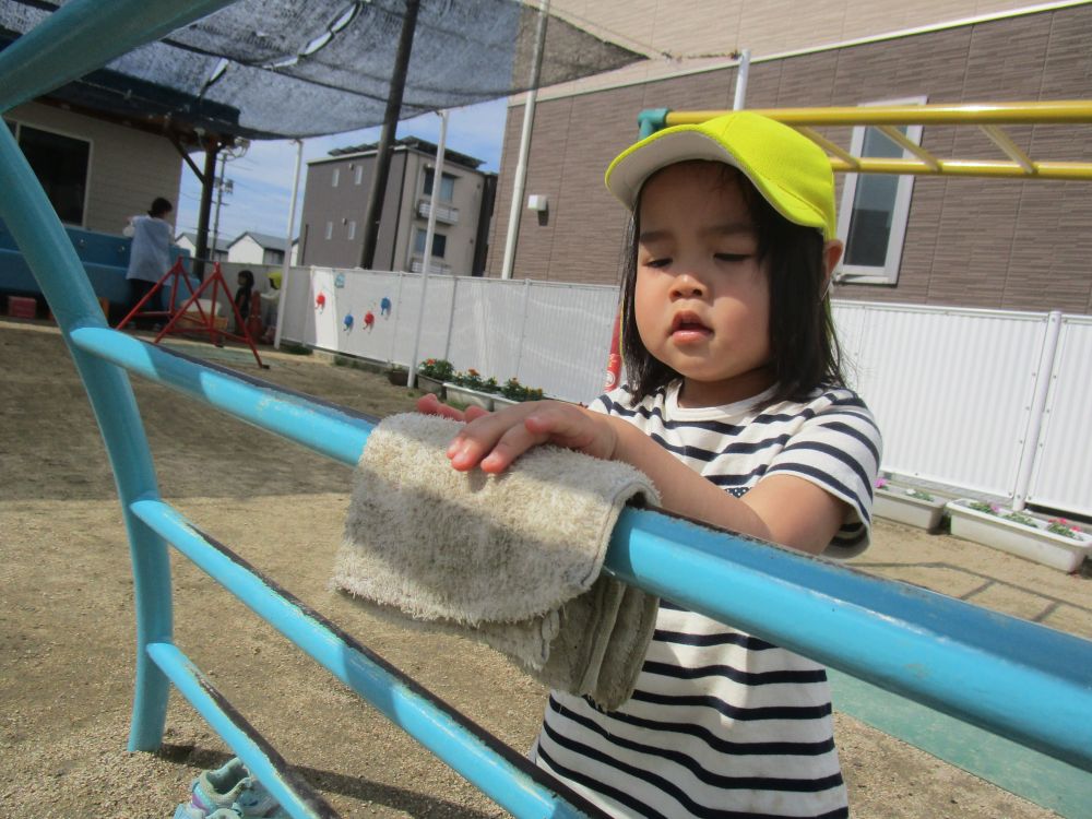 「あ！！雨がやんできたよ～！！みんなが遊べるように、ぞうきんで綺麗にふいておくね♡」

友達を思う優しさが素敵ですね♡