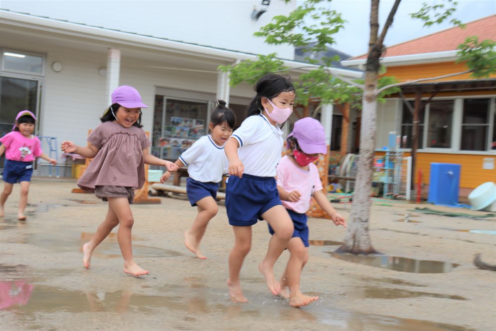 雨が降ったり・・　やんだり・・　
やんだらさっそく園庭にＧＯ！

今しかできない遊びを満喫しよう！