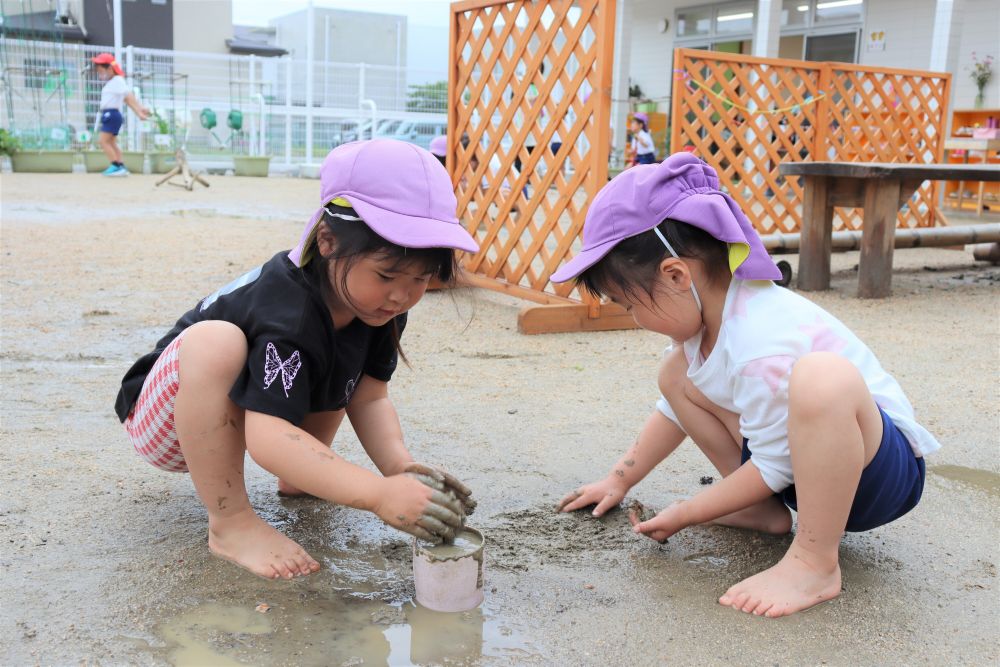 ドロドロ、べちゃべちゃ、気持ちよさそう

ー　『何しようん？』　ー　尋ねてみると・・
「お団作り♡」