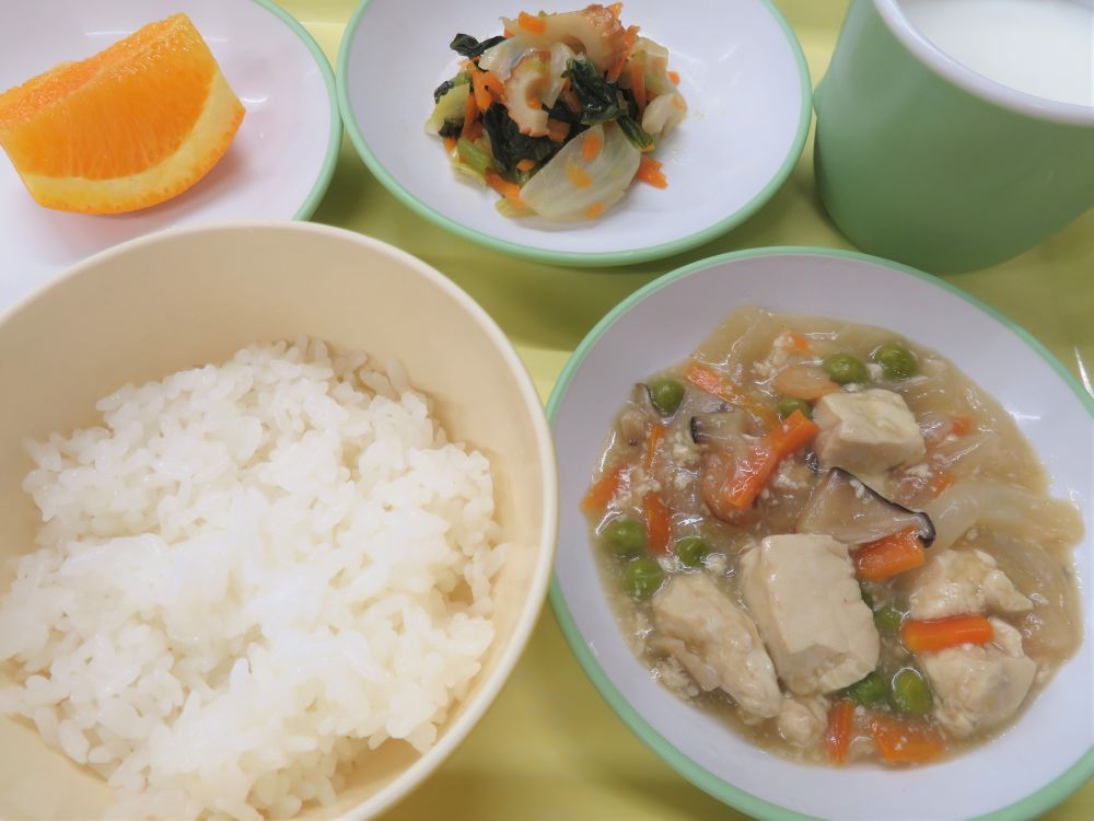 ご飯

豆腐の五目炒め

ちくわ入りさっぱりサラダ

オレンジ

牛乳